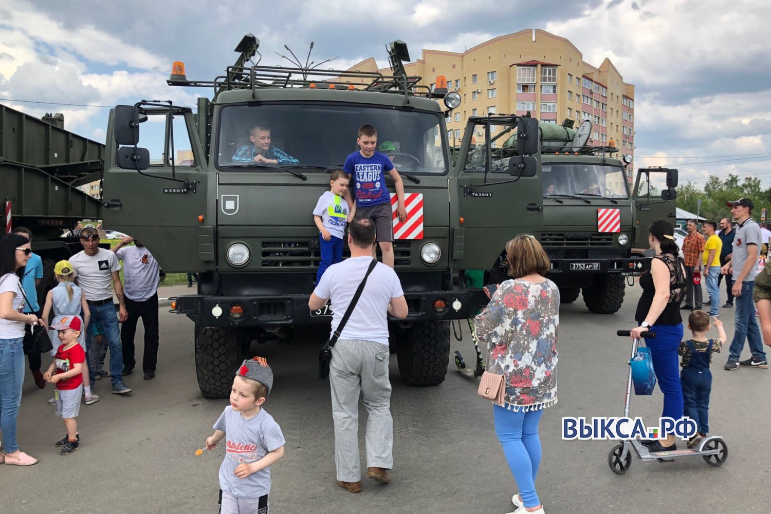 Выставка военной техники у администрации